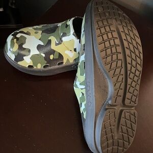 Women’s Oofos recovery Camouflage Clogs.